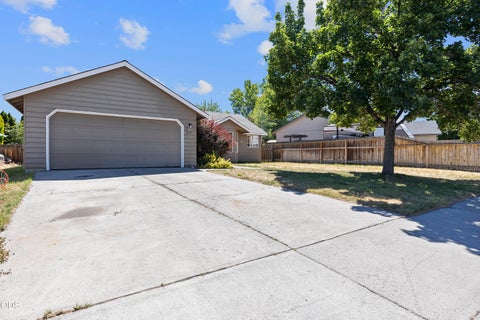 Tiny photo for 2150 SW 29th Street, Redmond, OR 97756 (MLS # 220224463)
