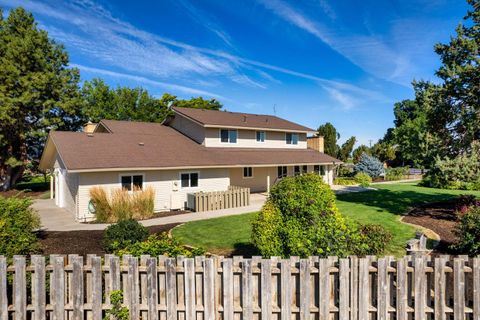 Tiny photo for 547 SW Bear Drive, Madras, OR 97741 (MLS # 220210971)