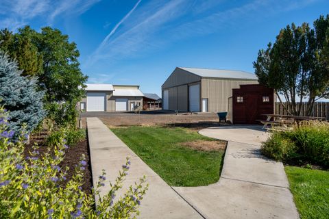 Tiny photo for 547 SW Bear Drive, Madras, OR 97741 (MLS # 220210971)