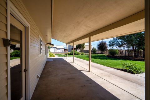 Tiny photo for 547 SW Bear Drive, Madras, OR 97741 (MLS # 220210971)