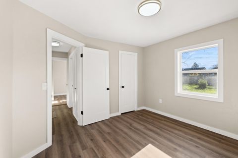 Tiny photo for 933 Dakota Avenue, Medford, OR 97501 (MLS # 220212260)