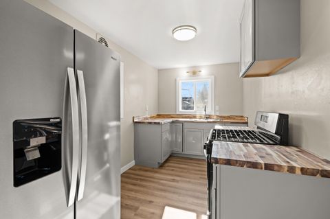 Tiny photo for 933 Dakota Avenue, Medford, OR 97501 (MLS # 220212260)