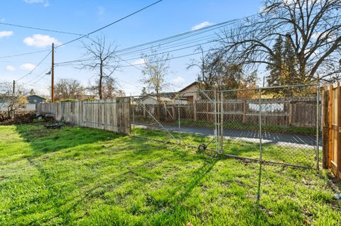 Tiny photo for 933 Dakota Avenue, Medford, OR 97501 (MLS # 220212260)