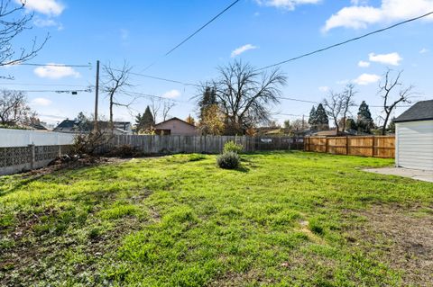 Tiny photo for 933 Dakota Avenue, Medford, OR 97501 (MLS # 220212260)