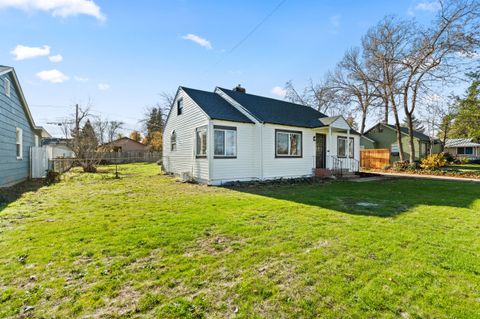 Tiny photo for 933 Dakota Avenue, Medford, OR 97501 (MLS # 220212260)