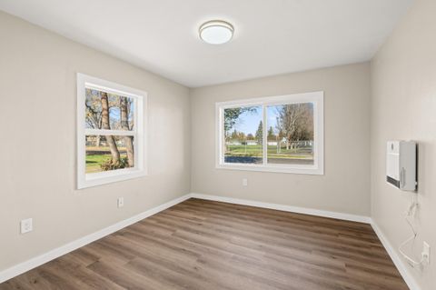 Tiny photo for 933 Dakota Avenue, Medford, OR 97501 (MLS # 220212260)
