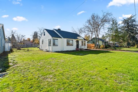 Tiny photo for 933 Dakota Avenue, Medford, OR 97501 (MLS # 220212260)