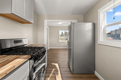 Tiny photo for 933 Dakota Avenue, Medford, OR 97501 (MLS # 220212260)