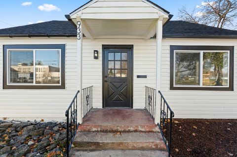 Tiny photo for 933 Dakota Avenue, Medford, OR 97501 (MLS # 220212260)