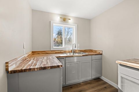 Tiny photo for 933 Dakota Avenue, Medford, OR 97501 (MLS # 220212260)