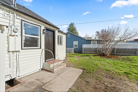 Tiny photo for 933 Dakota Avenue, Medford, OR 97501 (MLS # 220212260)