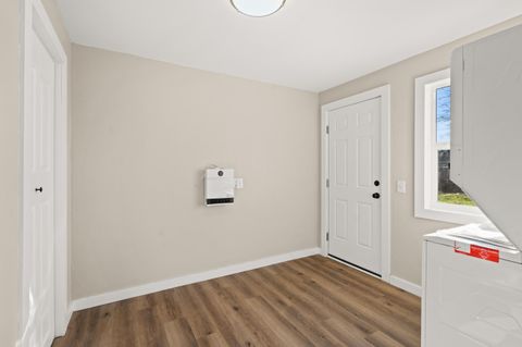 Tiny photo for 933 Dakota Avenue, Medford, OR 97501 (MLS # 220212260)