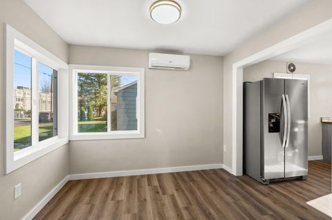 Tiny photo for 933 Dakota Avenue, Medford, OR 97501 (MLS # 220212260)