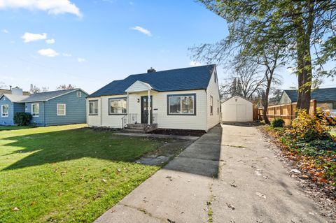 Tiny photo for 933 Dakota Avenue, Medford, OR 97501 (MLS # 220212260)