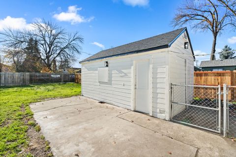 Tiny photo for 933 Dakota Avenue, Medford, OR 97501 (MLS # 220212260)