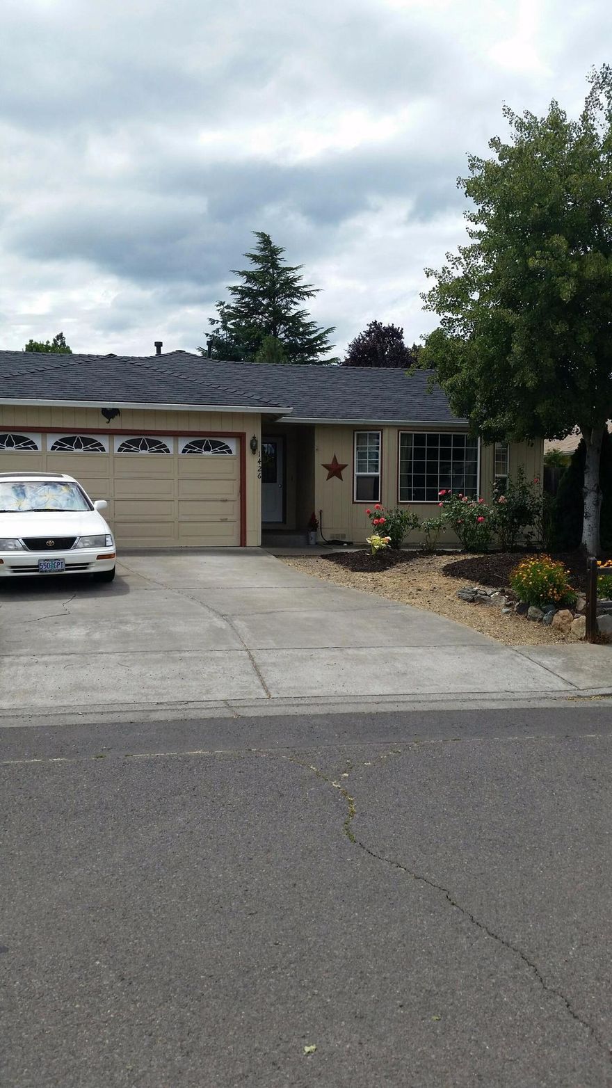South Medford home move in ready! This home is super cute, clean with lots of natural light. The kitchen is bright and open to living room and dining room. The master bedroom has sweet french doors that open up to the deck. Its all fresh and ready for new owners!