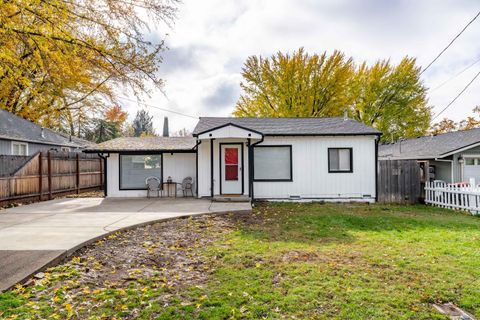 Photo of 2080 College Way, Medford, OR 97504 (MLS # 220211913)