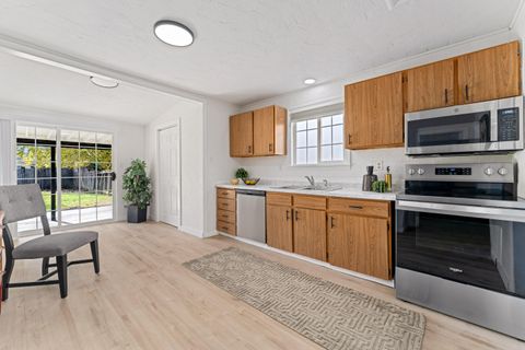 Tiny photo for 2080 College Way, Medford, OR 97504 (MLS # 220211913)