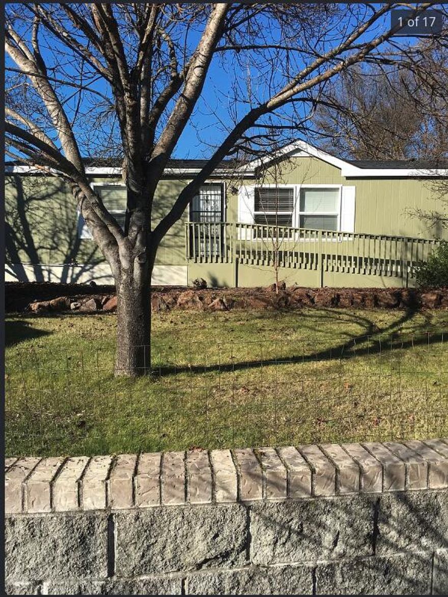 3 bed, 2 bath, 1404 sqft manufactured home in a well-kept park right near the great town of Eagle Point.