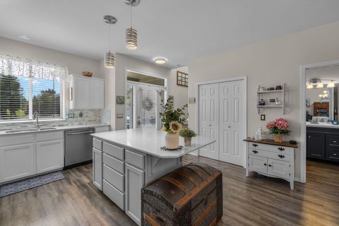 Tiny photo for 1116 Golden Pheasant Drive, Redmond, OR 97756 (MLS # 220219458)