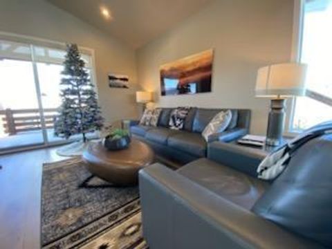 Tiny photo for 19120 Gateway Loop, Bend, OR 97702 (MLS # 220210308)