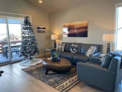 Tiny photo for 19120 Gateway Loop, Bend, OR 97702 (MLS # 220210308)