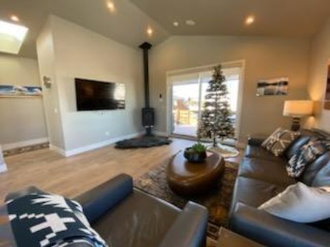 Tiny photo for 19120 Gateway Loop, Bend, OR 97702 (MLS # 220210308)