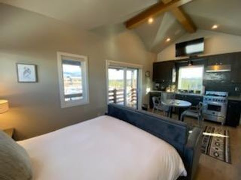 Tiny photo for 19120 Gateway Loop, Bend, OR 97702 (MLS # 220210308)