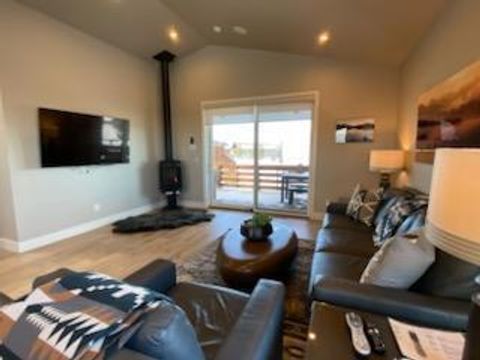 Tiny photo for 19120 Gateway Loop, Bend, OR 97702 (MLS # 220210308)
