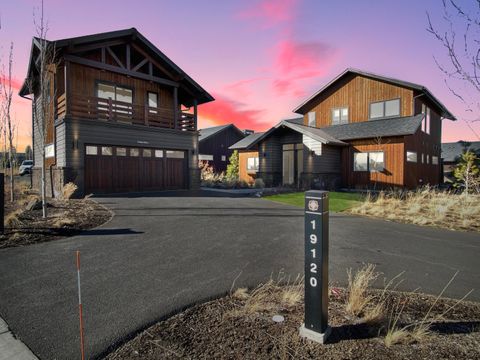 Photo of 19120 Gateway Loop, Bend, OR 97702 (MLS # 220210308)