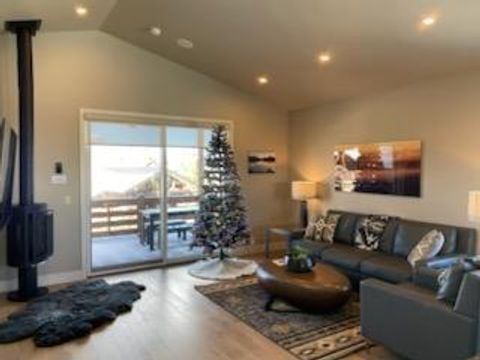 Tiny photo for 19120 Gateway Loop, Bend, OR 97702 (MLS # 220210308)