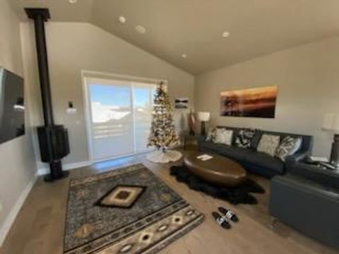 Tiny photo for 19120 Gateway Loop, Bend, OR 97702 (MLS # 220210308)
