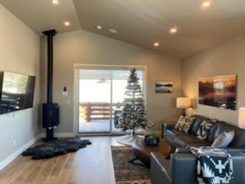 Tiny photo for 19120 Gateway Loop, Bend, OR 97702 (MLS # 220210308)