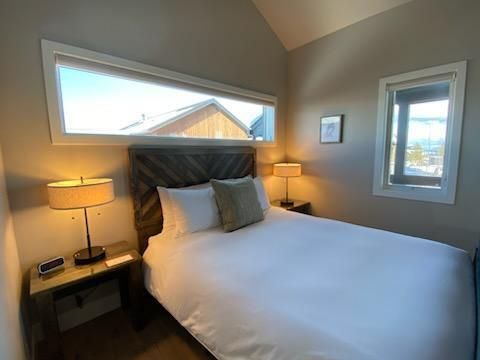 Tiny photo for 19120 Gateway Loop, Bend, OR 97702 (MLS # 220210308)