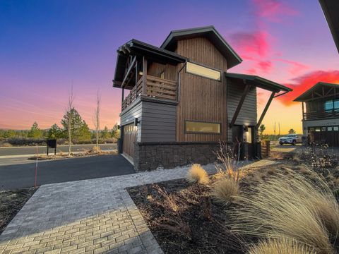 Tiny photo for 19120 Gateway Loop, Bend, OR 97702 (MLS # 220210308)