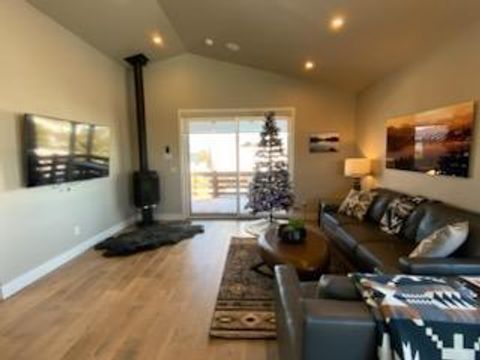 Tiny photo for 19120 Gateway Loop, Bend, OR 97702 (MLS # 220210308)