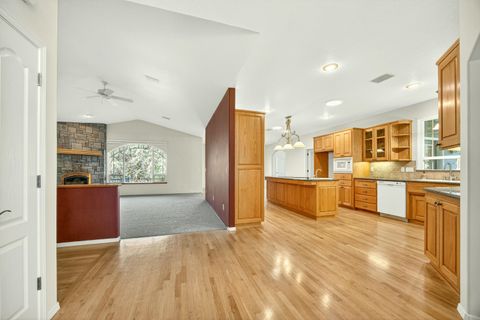 Tiny photo for 150 Ridgefield Road, Grants Pass, OR 97527 (MLS # 220217453)