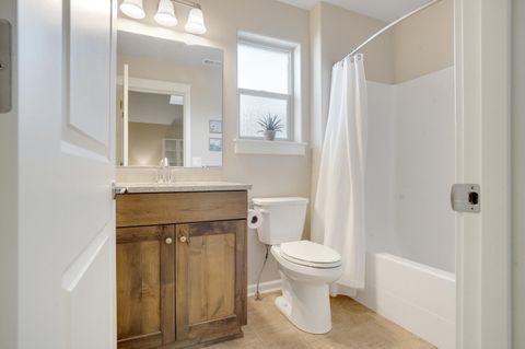 Tiny photo for 63169 NE Hadley Place, Bend, OR 97701 (MLS # 220217290)