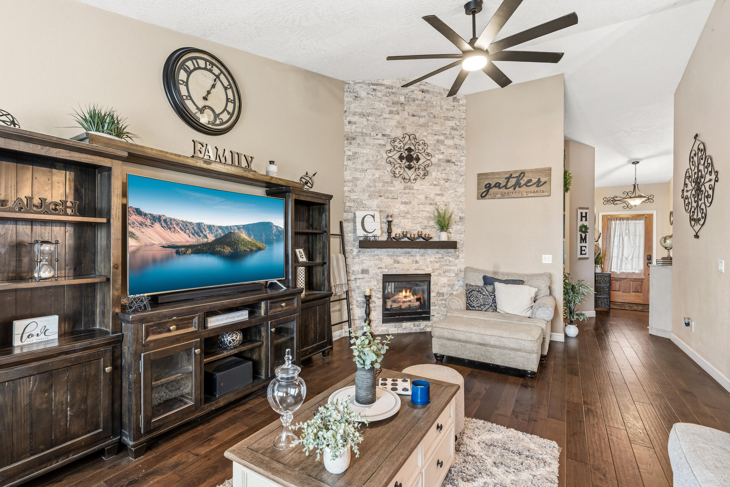 3043 Colonial Avenue