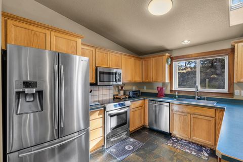 Tiny photo for 5800 NW 66th Lane, Redmond, OR 97756 (MLS # 220213664)