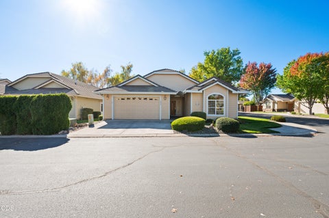 Photo of 1834 NW Nickernut Place, Redmond, OR 97756 (MLS # 220229715)