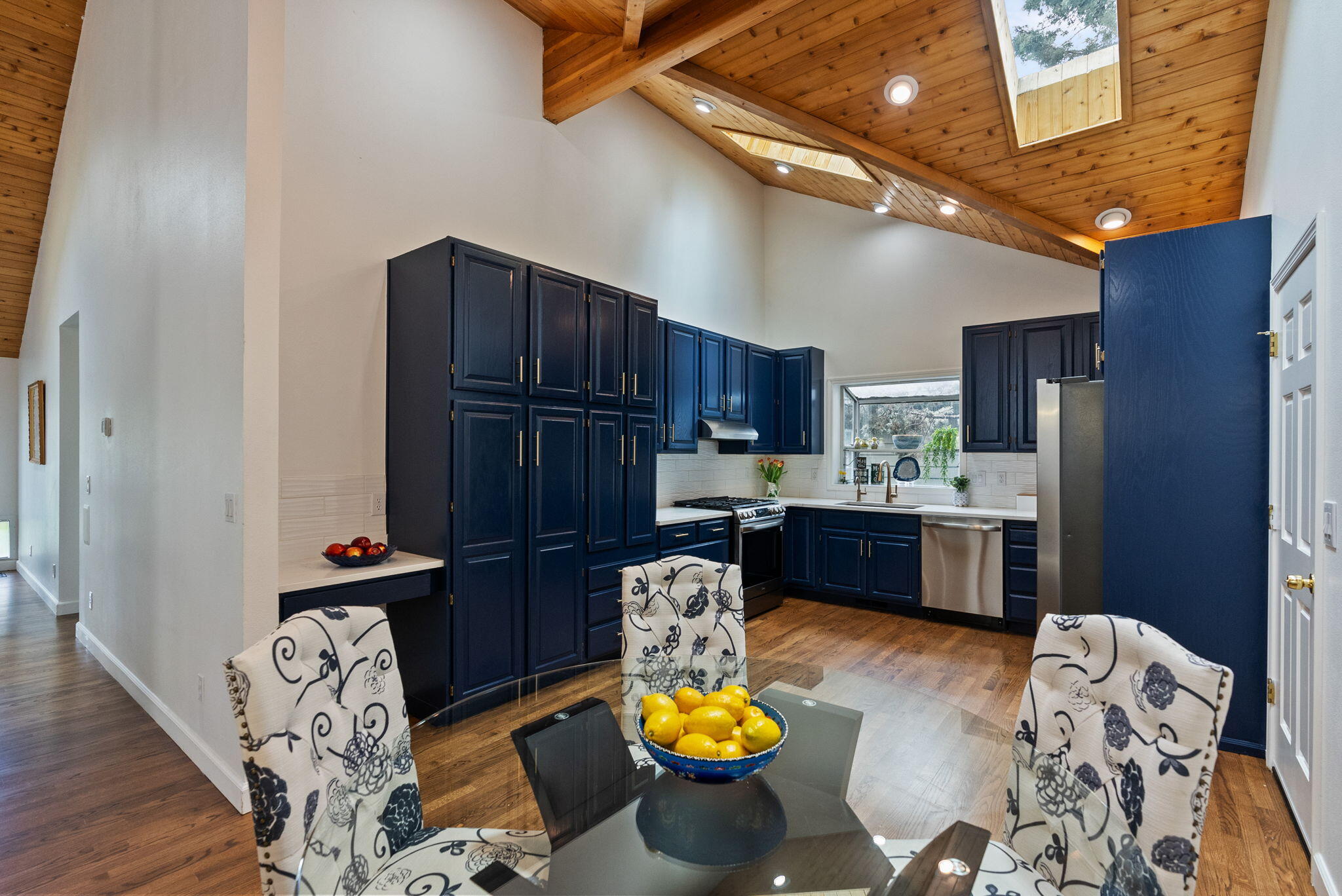 624 NE Tracker Court