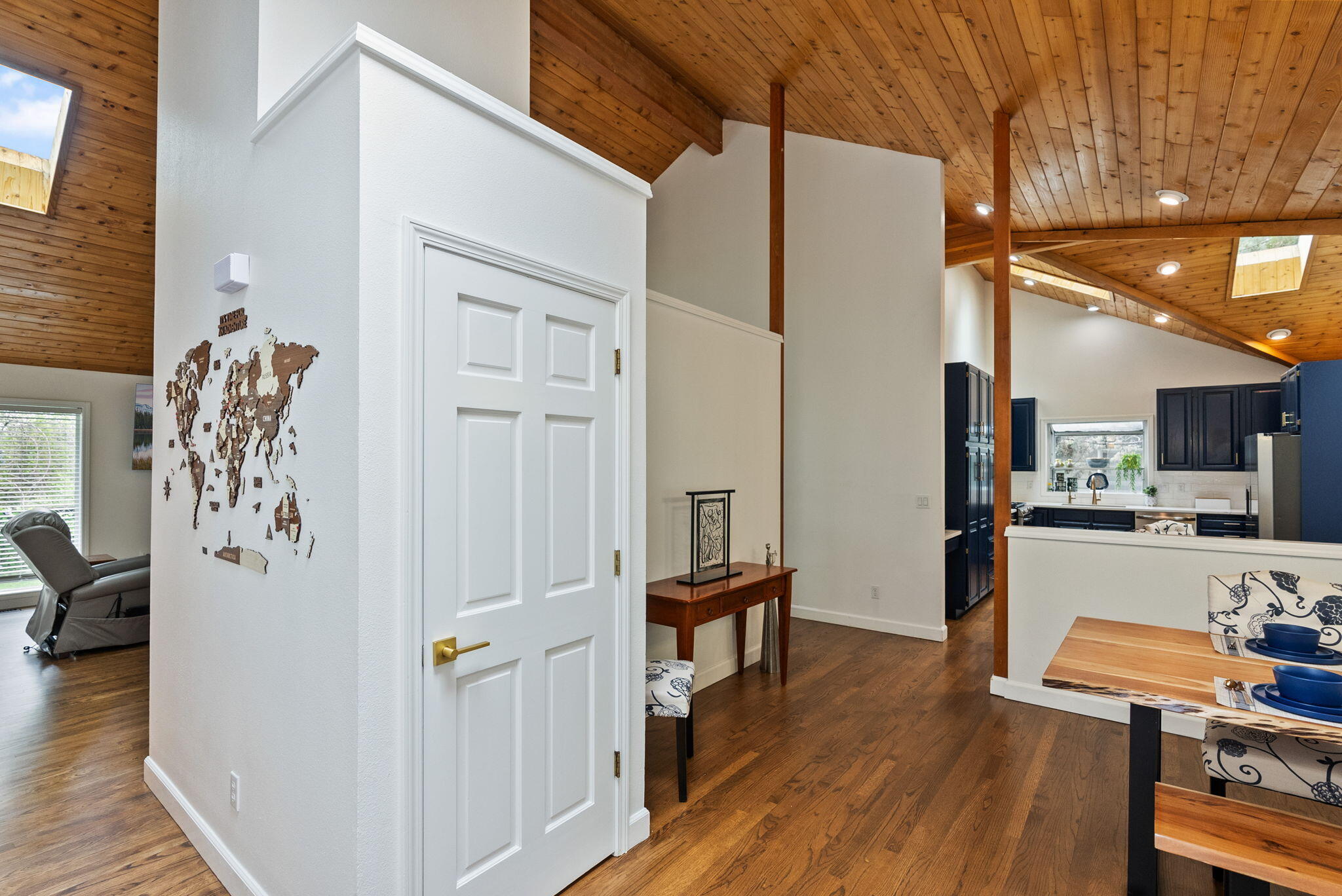 624 NE Tracker Court