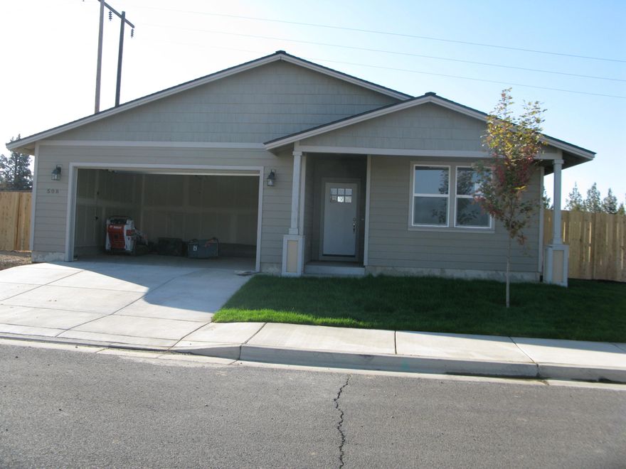 Gorgeous home on a huge lot!!!
3 bedroom, 3 bath! Granite counters, hardwood floors! Fenced yard, landscaped front including inground sprinklers! 
Please do not go to property without a broker and an appointment!!! We are following STRICT COVID guidelines!!
NOTE**photos may be of a similar home of same like quality