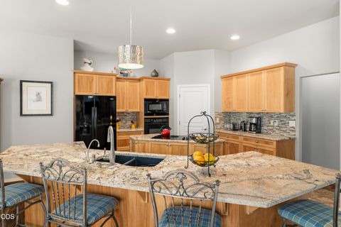Tiny photo for 880 Willet Lane, Redmond, OR 97756 (MLS # 220223816)
