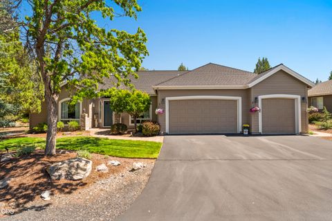 Photo of 880 Willet Lane, Redmond, OR 97756 (MLS # 220223816)