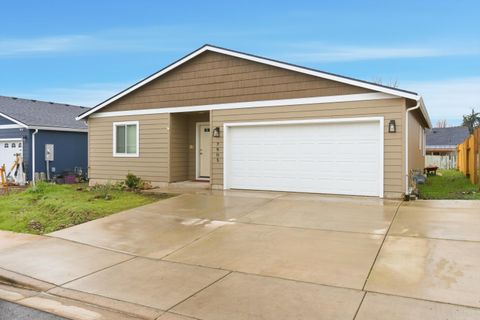 Photo of 7905 Jacqueline Way, White City, OR 97503 (MLS # 220213338)