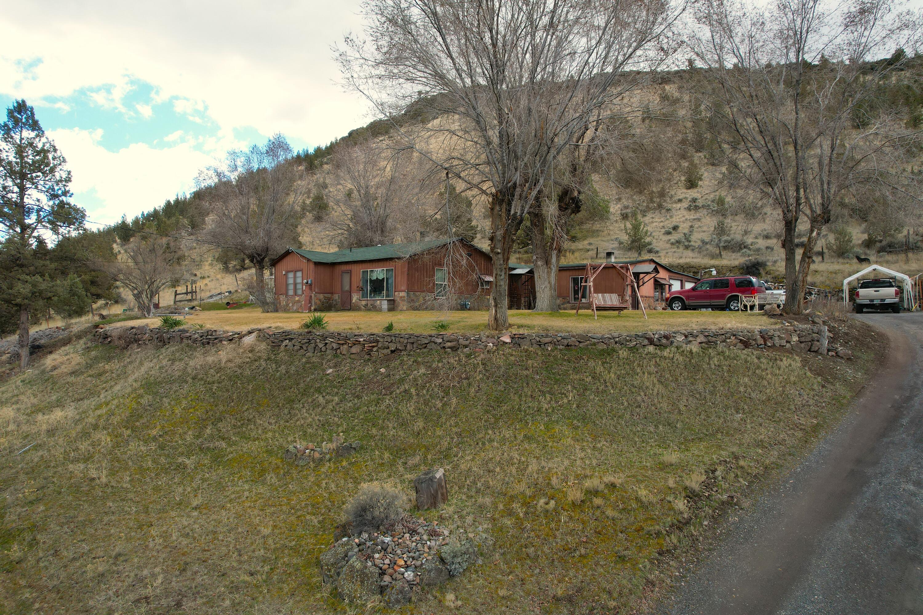 902 SW Crestview Road