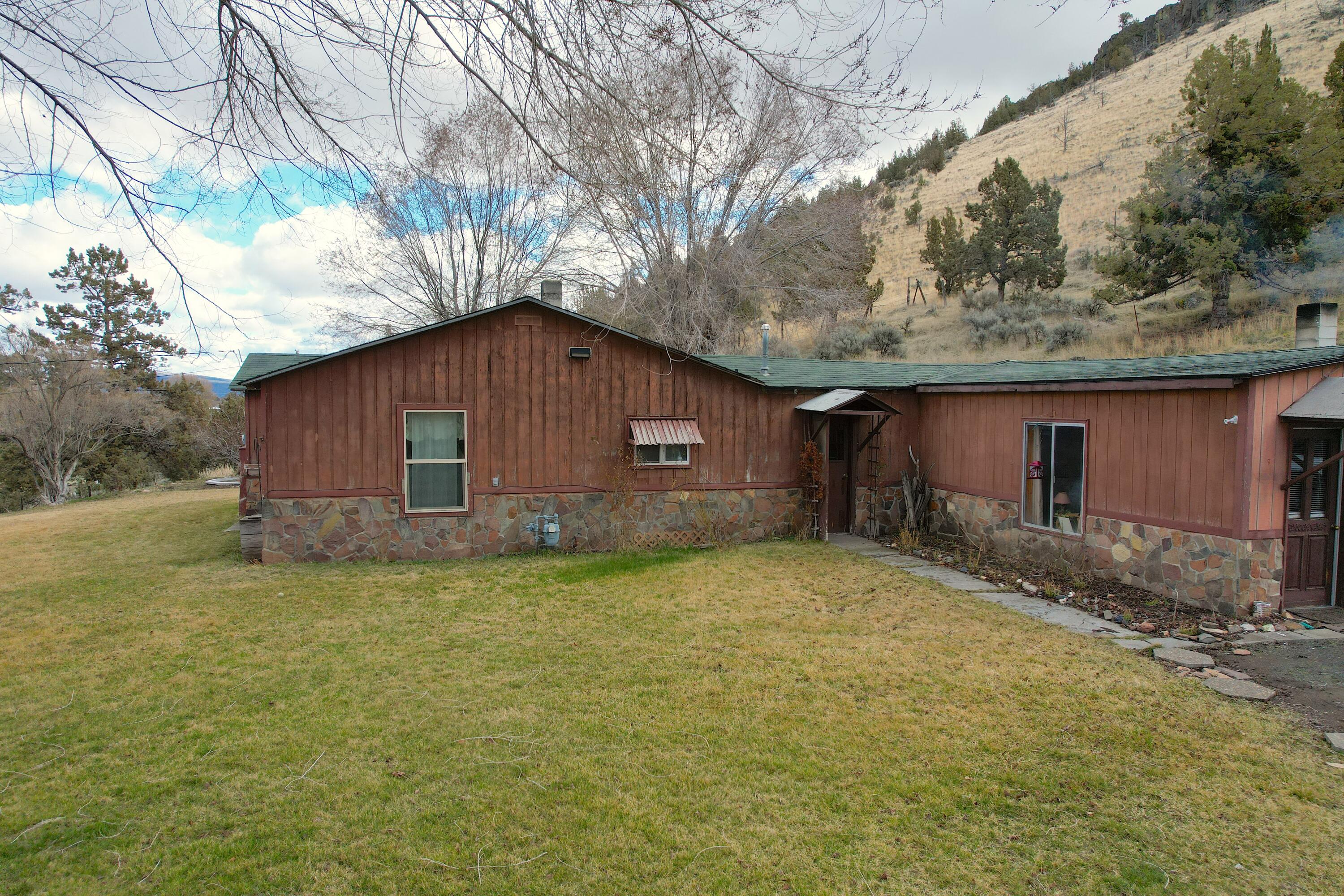 902 SW Crestview Road