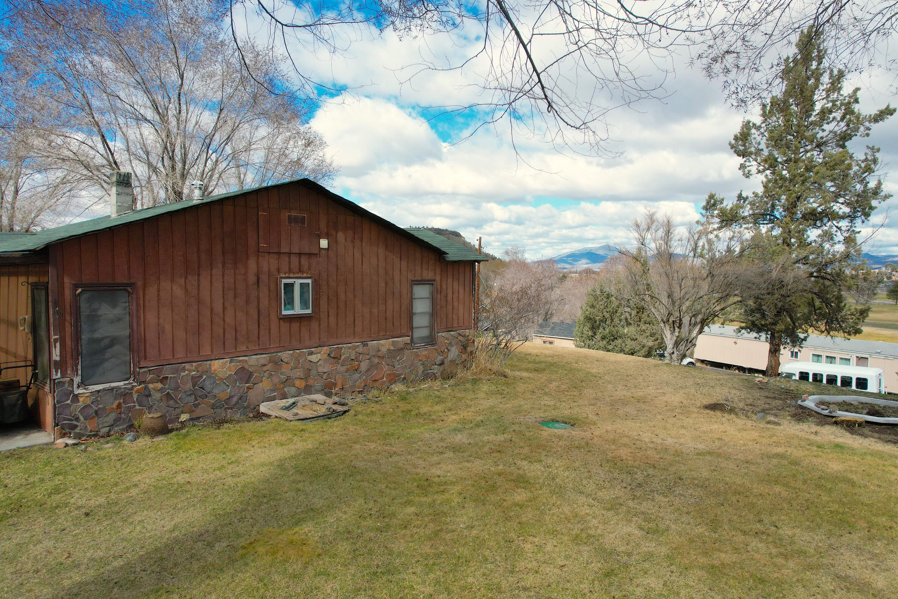 902 SW Crestview Road
